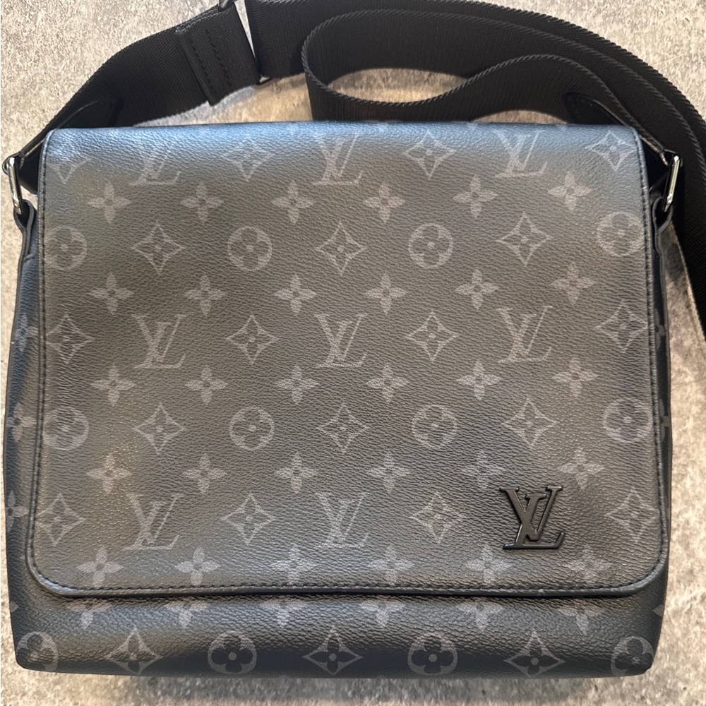 Louis Vuitton M46255
District PM